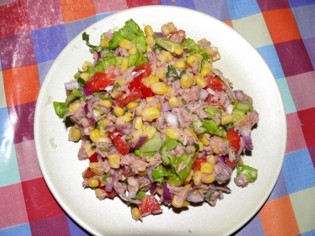 Рибний салат з кукурудзою, огірком і тунцем рецепт з фото 