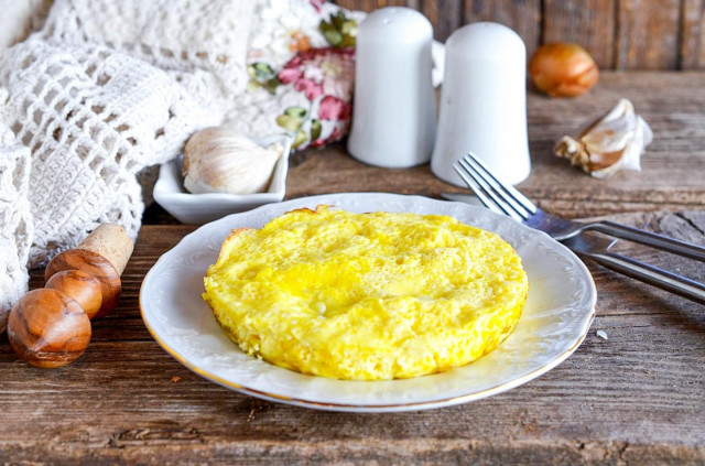 Омлет з яєць і молока простий на сковороді рецепт з фото покроково 