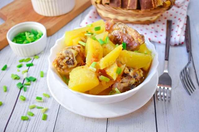 Тушкована картопля з куркою в сковороді рецепт з фото покроково 