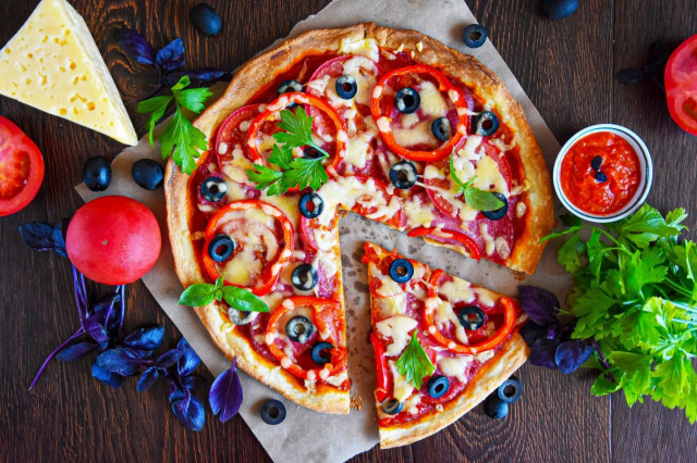 Піца з листкового дріжджового тіста в духовці класична рецепт з фото покроково і відео 