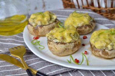 Шампиньоны фаршированные курицей и сыром в духовке