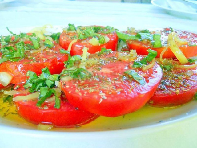 Літній салат зі свіжих помідорів рецепт з фото покроково 