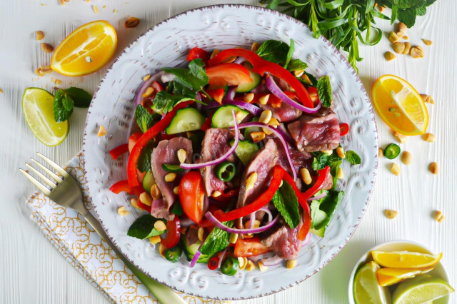 Теплий тайський салат з яловичиною і болгарським перцем рецепт з фото покроково і відео 