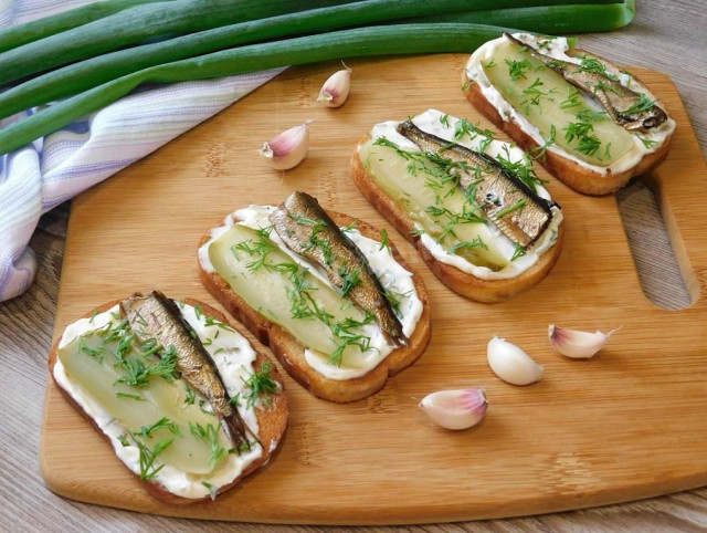 Бутерброди зі шпротами і солоним огірком рецепт з фото покроково 