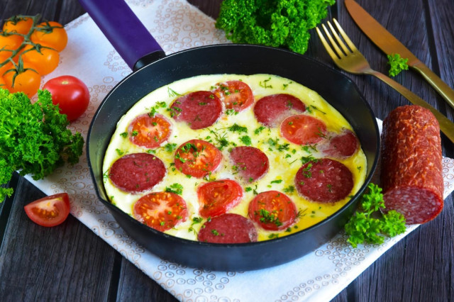 Омлет на сковороді з ковбасою і помідорами рецепт з фото покроково і відео 
