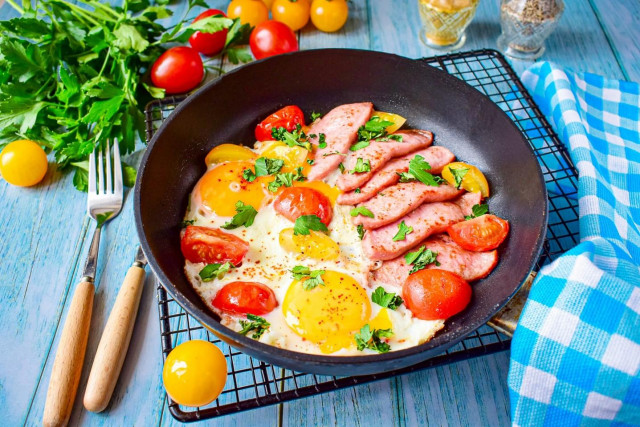 Яєчня з помідорами і ковбасою рецепт з фото покроково 