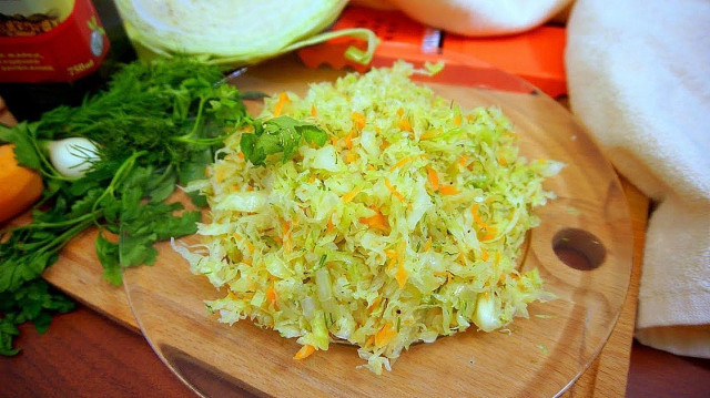 Салат зі свіжої капусти і моркви з цукром рецепт з фото покроково і відео 