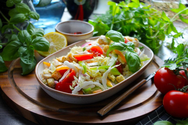 Салат з пекінської капусти з куркою сухариками і помідорами рецепт з фото покроково і відео 