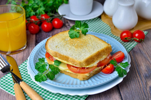 Сендвіч з яйцем і сиром на сковороді рецепт з фото покроково і відео 