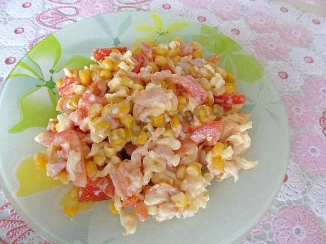 Салат з копченою куркою помідором сиром кукурудзою рецепт з фото покроково 