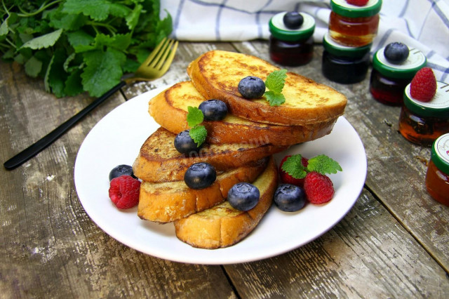 Класичні французькі тости з яйцем на сніданок рецепт з фото покроково 