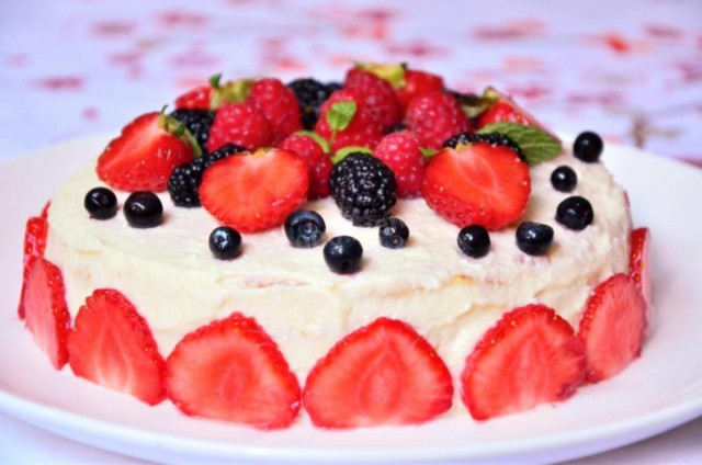 Млинцевий торт з сирним кремом і ягодами на сковороді рецепт з фото покроково 
