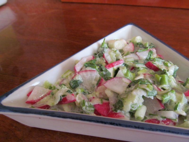 Простий салат з редиски з цибулею огірком на швидку руку рецепт з фото крок за кроком 