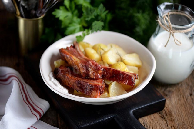 Картопля з грудинкою свинячий в духовці рецепт з фото 