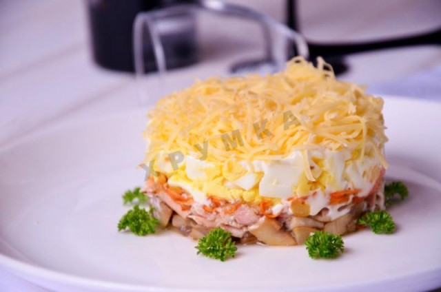 Салат з тунцем консервованим яйцем і сиром рецепт з фото покроково 
