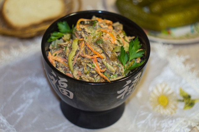 Салат з курячою печінкою і корейською морквою Зимушка рецепт з фото покроково і відео 