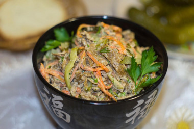 Салат с куриной печенью и корейской морковью Зимушка