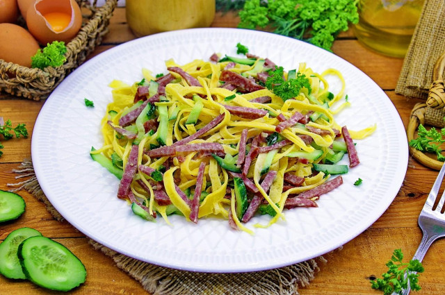 Салат з млинцями і копченою ковбасою рецепт з фото покроково 