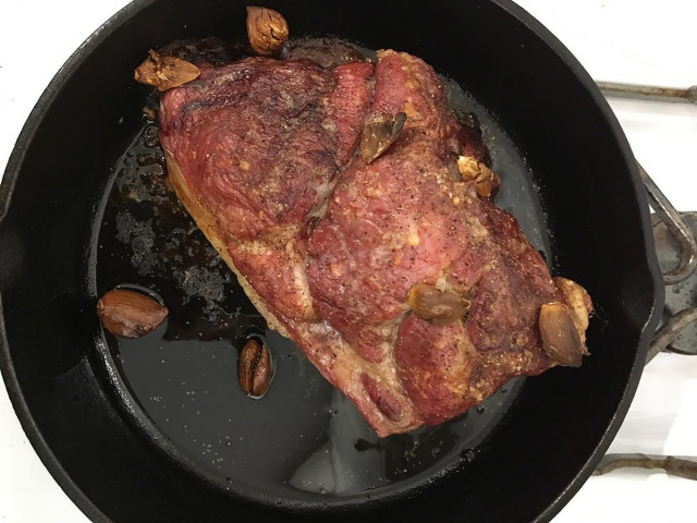 Свиняча лопатка на сковороді рецепт з фото 