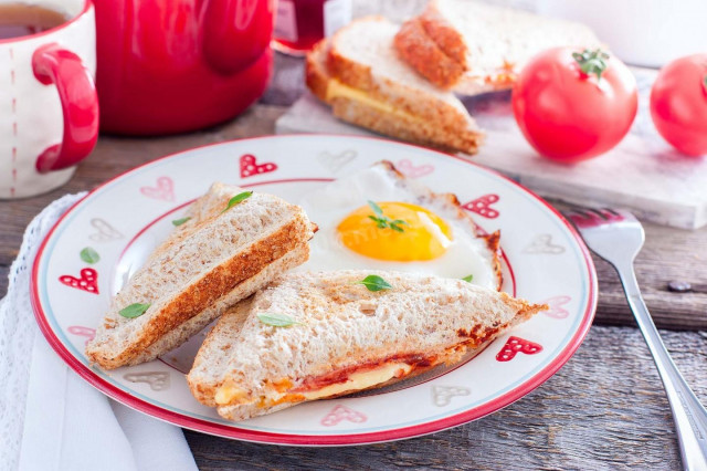 Гарячі сендвічі з ковбасою помідором і сиром в мультипекаре рецепт з фото покроково 