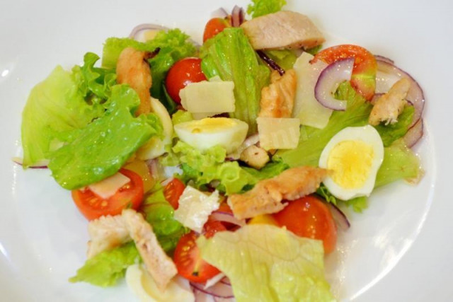 Салат з перепелиними яйцями, помідорами і куркою рецепт з фото покроково 