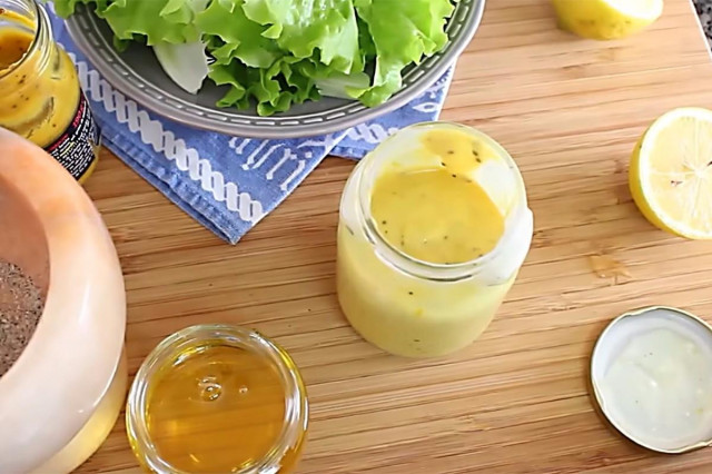 Швидкий соус для Грецького салату з йогуртом і гірчицею рецепт з фото і відео 
