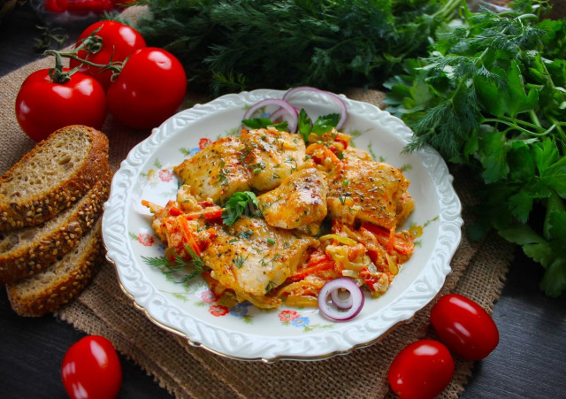 Пангасіус з овочами і сметаною на сковороді рецепт з фото покроково 