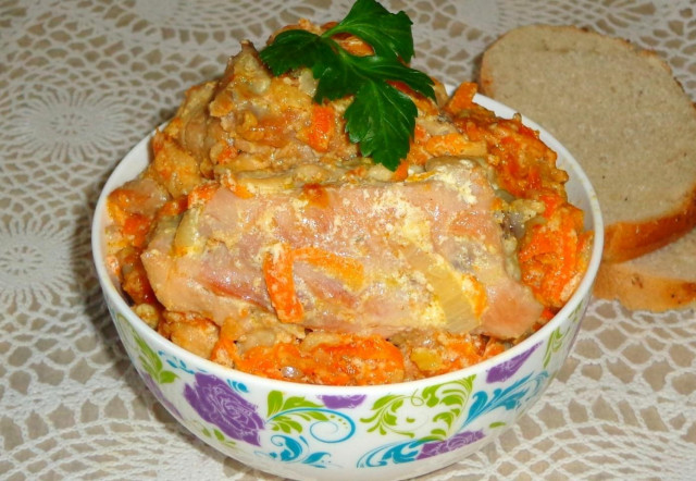 Курка тушкована в каструлі зі сметаною і морквою рецепт з фото покроково 