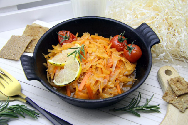 Тушкована капуста з морквою і цибулею рецепт з фото покроково 