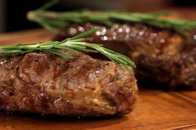 Стейк з яловичини з розмарином на сковороді гриль рецепт з фото покроково і відео 