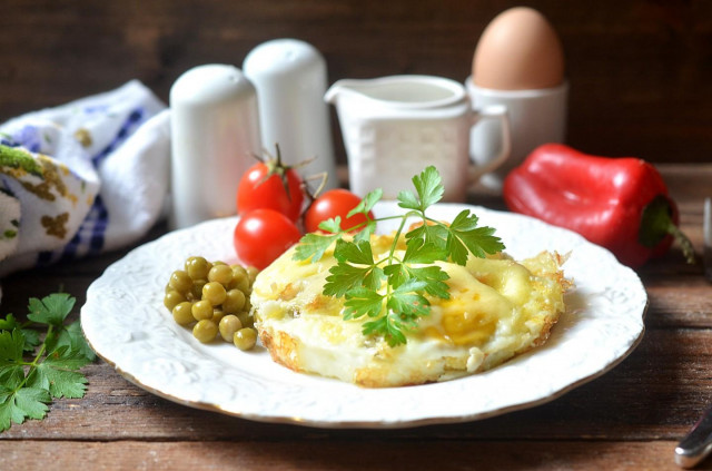 Яєчня з двох яєць з беконом і сиром в духовці рецепт з фото 