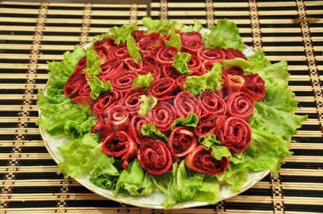 Салат Букет троянд млинці з куркою, гриби і корейська морква рецепт з фото покроково 