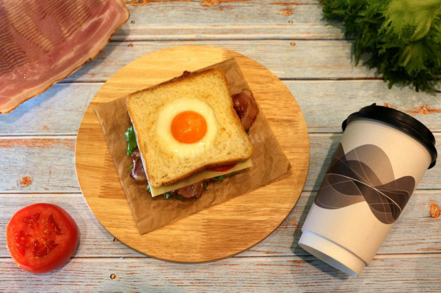 Хрусткий тост на сніданок з овочами, беконом і яйцем рецепт з фото покроково 