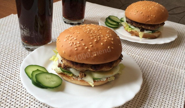 Домашній гамбургер зі свинячим фаршем і моцарелою рецепт з фото і відео 
