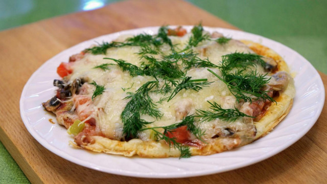 Швидка піца з помідорами, сиром і грибами на сковороді рецепт з фото покроково і відео 