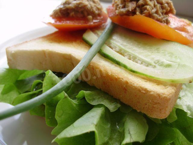 Бутерброди на білому хлібі з тунцем, салатом-латук і огірком рецепт з фото покроково 