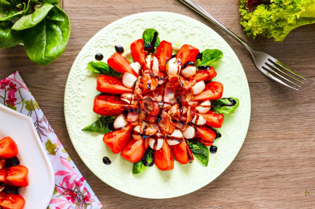 Салат зі смаженим беконом сиром і помідорами рецепт з фото покроково і відео 