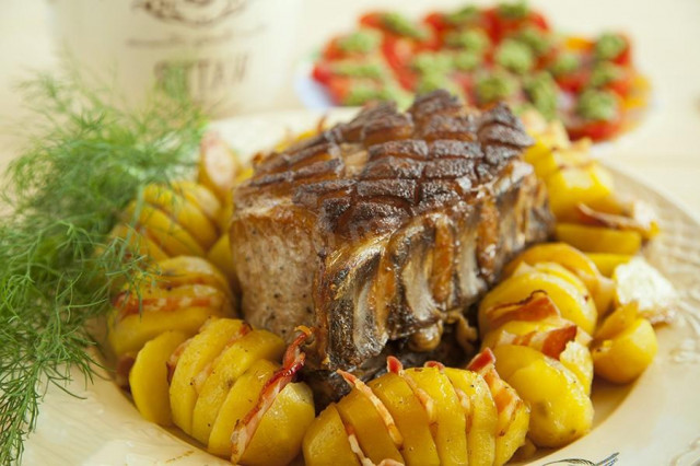 Свиняча корейка в духовці з картоплею рецепт з фото 
