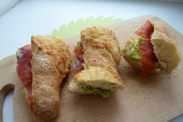 Бутерброд на багеті з авокадо і червоною рибою святковий рецепт з фото покроково 