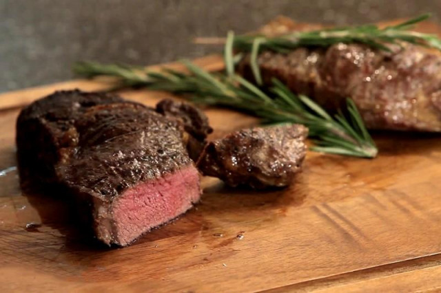 Стейк з мармурової яловичини на гриль сковороді рецепт з фото і відео 