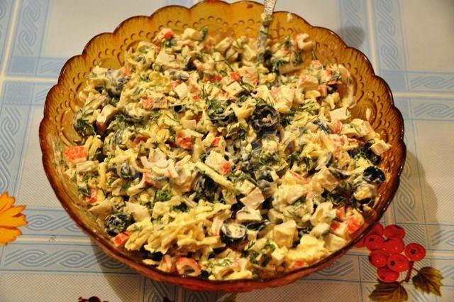 Крабовий салат з сиром і маслинами рецепт з фото покроково 