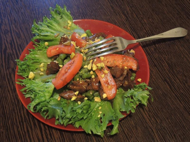 Салат теплий з яловичиною горіхами і овочами рецепт з фото покроково 