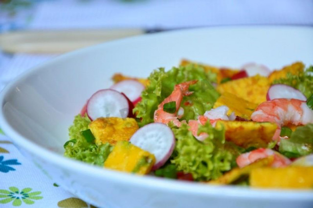 Салат з креветками і сирним омлетом рецепт з фото покроково 