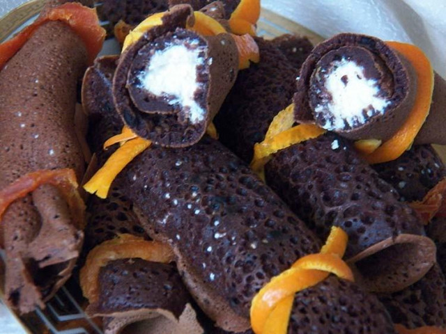 Шоколадні млинці з сирною начинкою рецепт з фото покроково 