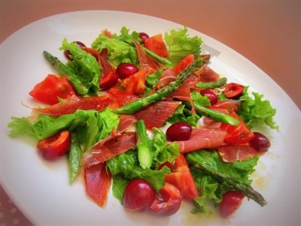 Салат з черешнею і хамоном по іспанським мотивами рецепт з фото покроково 