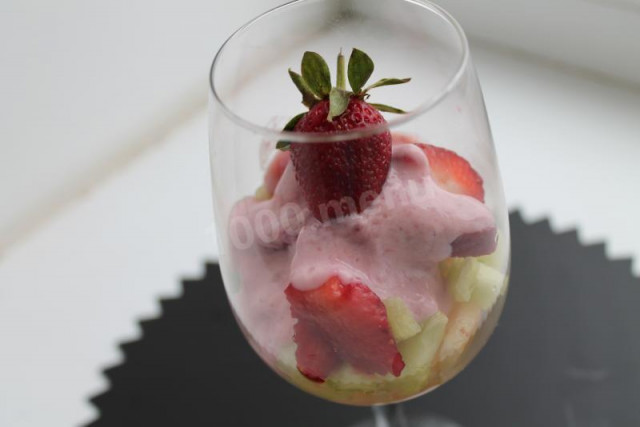 Легкий і смачний салат з полуниці з персиками і грушею рецепт з фото покроково 