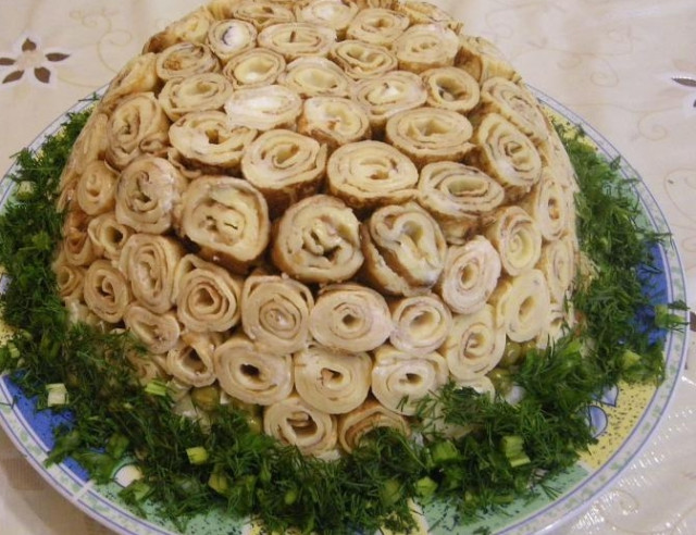 Салат з млинцями і куркою троянди для улюбленого рецепт з фото покроково 
