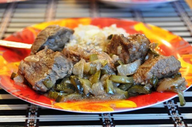 Тушковане м'ясо яловичини з солоними огірками рецепт з фото покроково 