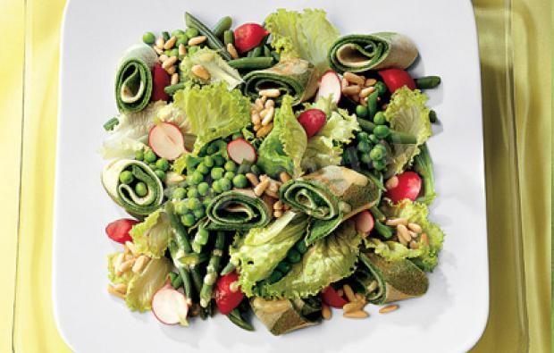 Зелений салат з квасолею горохом і млинцями рецепт з фото 