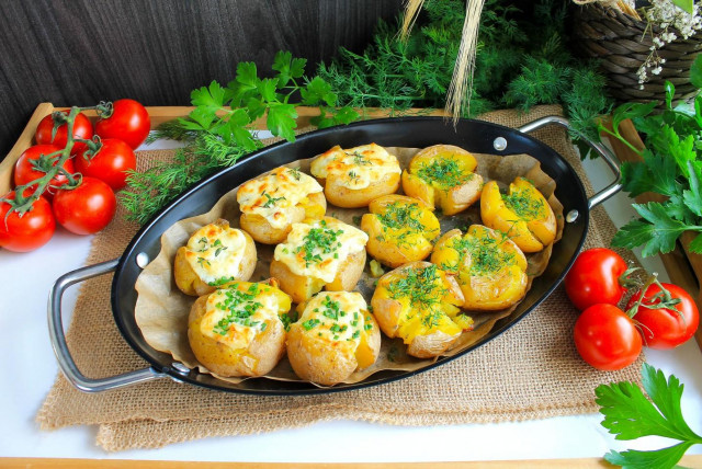 Варена картопля запечена в духовці рецепт з фото покроково 